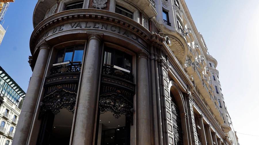 Sede social  de CaixaBank, situada  en el edificio histórico del antiguo Banco de Valencia. FOTO: MANUEL BRUQUE/EFE