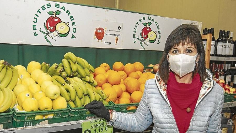 Rosa Cid, responsable del producto ecológico, con las medidas de precaución correspondientes. FOTO: Joan Revillas