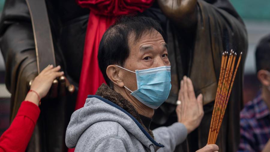 Un ciudadano se protege con una mascarilla en Hong Kong. FOTO: EFE