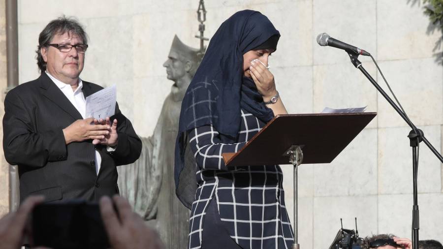 Haifa Oukabir, hermana de dos de los terroristas, en la concentración que tuvo lugar ayer en Ripoll. Foto: EFE