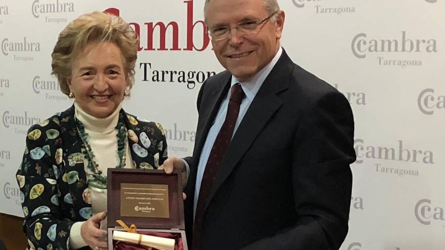 Valero, recogiendo el premio de manos de la presidenta de la Cambra de Comerç de Tarragona, Laura Roigé.