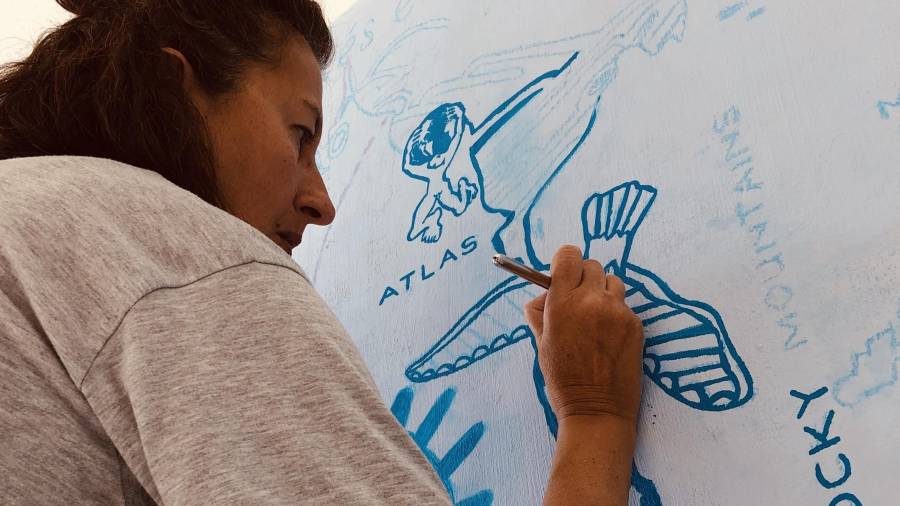 L’artista Núria Arias treballant al mural ‘Cartografia íntima’, a Lo Pati d‘Amposta.