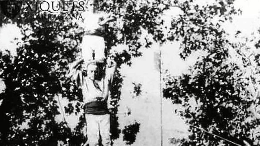 Rambla Nova cap a 1900. Pilar de 5 amb l’aleta a la faixa pels Xiquets de Valls al so dels grallers. foto: Arxiu Xiquets de Tarragona
