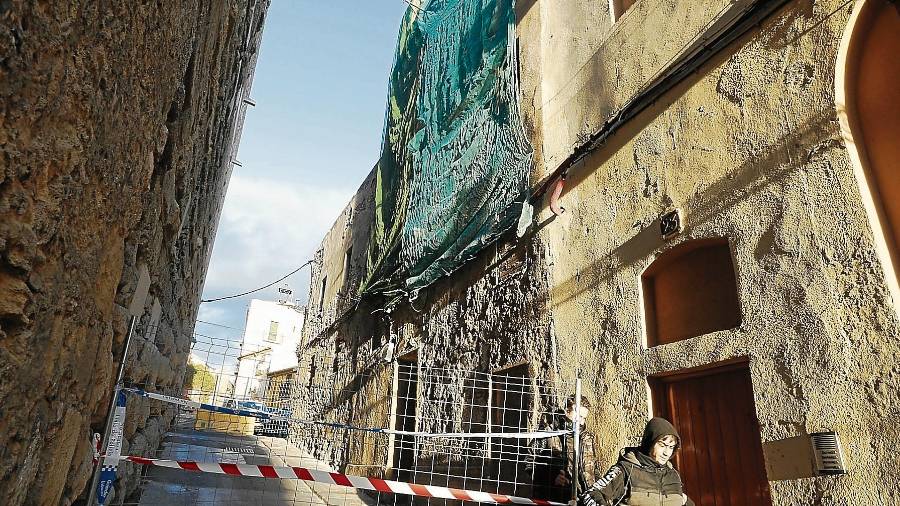 Una valla impide circular por la Baixada del Roser, tras desprenderse parte del inmueble número 23. Foto: Pere Ferré