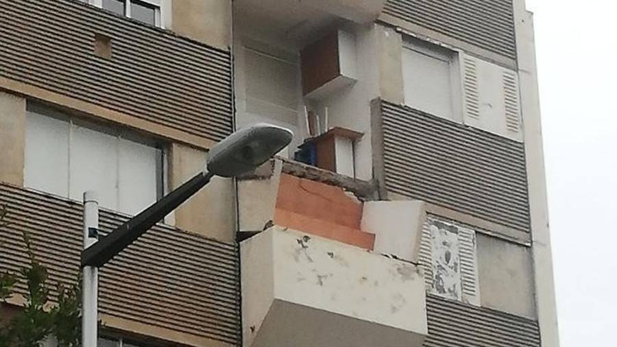 Imagen del estado en qué ha quedado el balcón después de desprenderse. Foto: DT