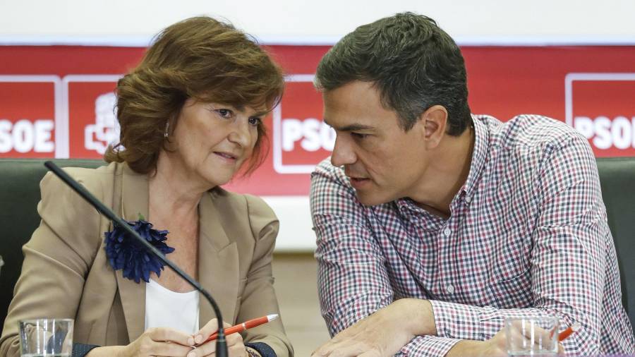 Carmen Calvo, que ayer dejó entrever las elecciones en enero, habla con Pedro Sánchez. fotO: e. naranjo/efe