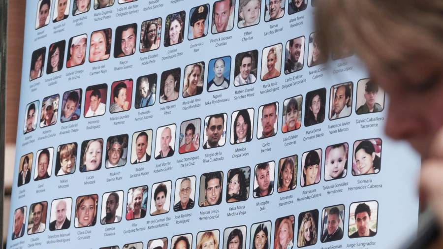 Foto del cartel con las 154 personas fallecidas, tomada durante el recital de Piroska Doughty. Ángel Medina/efe
