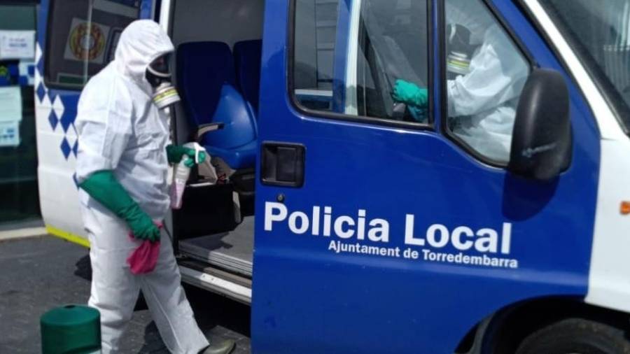 Un operari desinfectant un vehicle policial. FOTO: Aj. Torredembarra