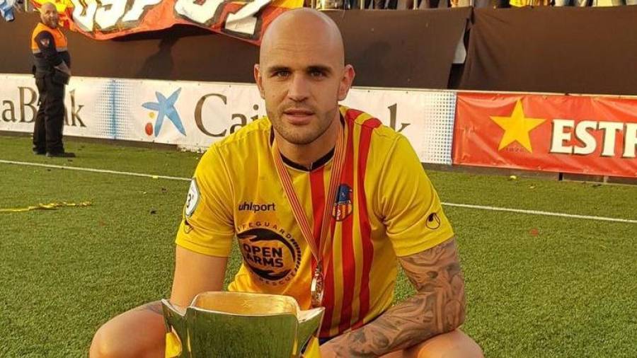 Ton Alcover posa con la Copa Catalunya conquistada con el Sant Andreu. Foto: Cedida