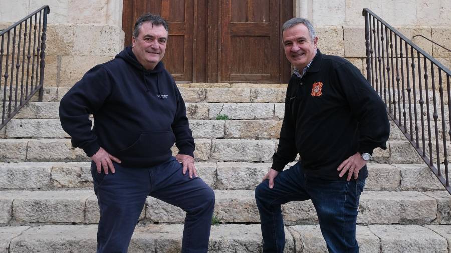 Víctor Pomerol ‘Boles’ i Josep Maixé ‘Parchat’ davant l’església de Sant Pere del Serrallo. foto:fabián acidres