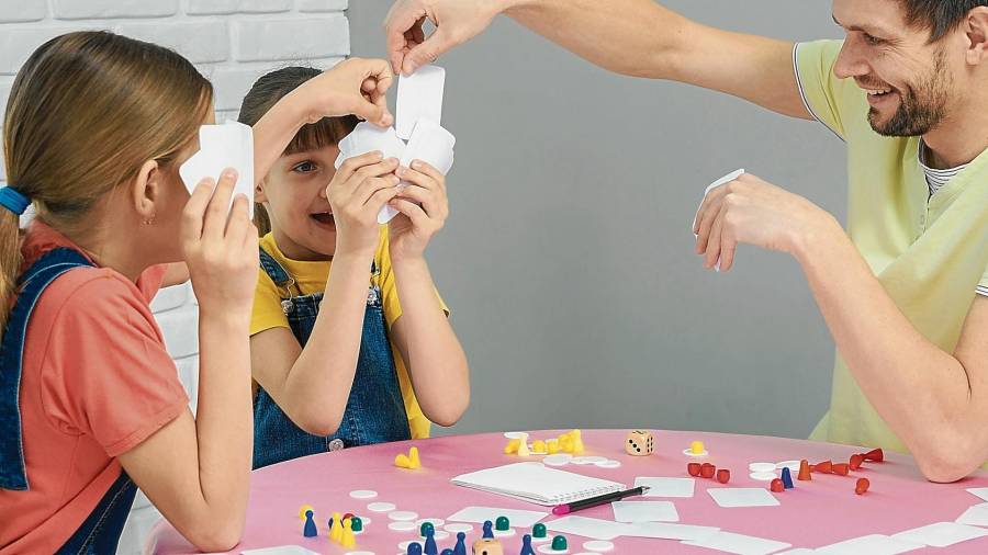 Los juegos de mesa permiten aprender en famillia. Foto: Getty Images