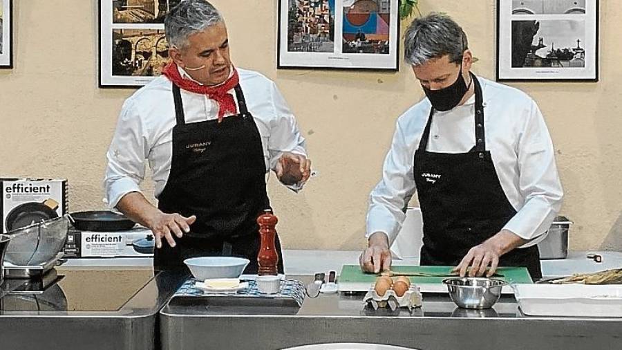 El xef Nandu Jubany, a l’esquerra, ahir al pati de Sant Roc, durant el ‘show cooking’ que va realitzar a Valls. FOTO: J.G.