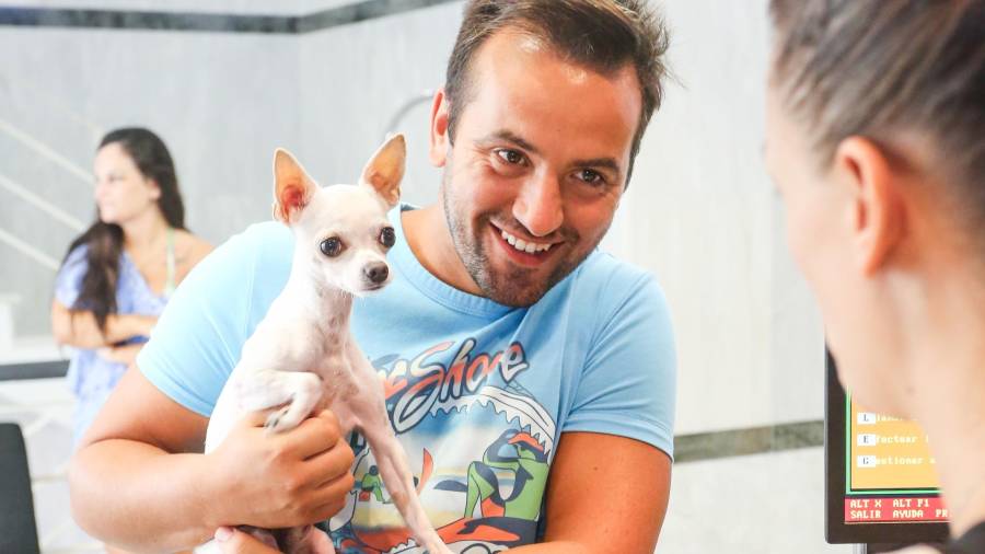 Pedro es un turista portugués que siempre viaja con sus mascotas. FOTO: alba mariné