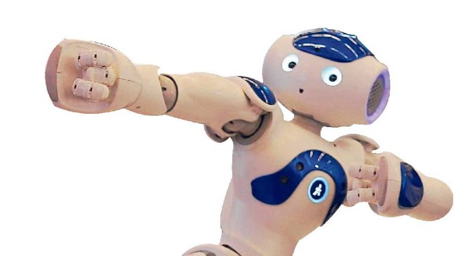 Arriba Pepper, el robot que atiende a clientes en espacios comerciales.