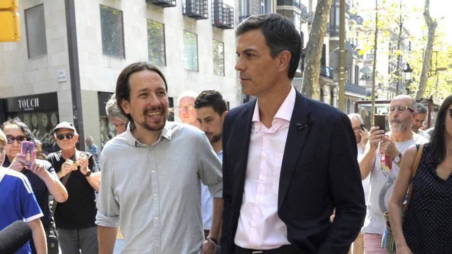 Pablo Iglesias y Pedro Sánchez momentos antes del minuto de silencio por los atentados, el pasado viernes en Barcelona. Foto: EFE