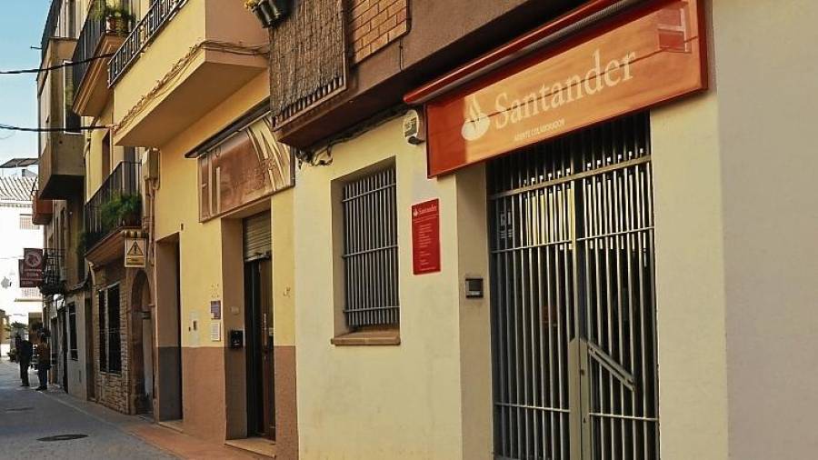 Imagen de la oficina del Banco Santander que ha cerrado en Cornudella de Montsant. FOTO: M.PLANA/DT