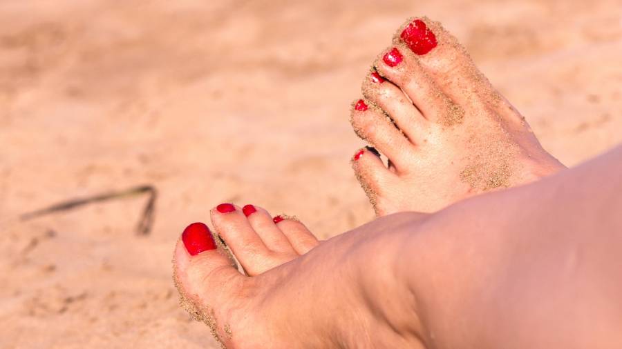 Los médicos recomiendan esmalte de uñas de quita y pon en los pies para tenerlas más saludables. Foto: Getty Images