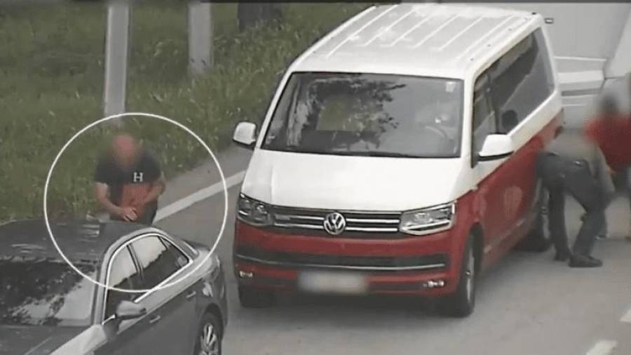 Imagen de archivo que explica este tipo de robo. Mientras se mira la rueda, vacían el coche. FOTO: CME