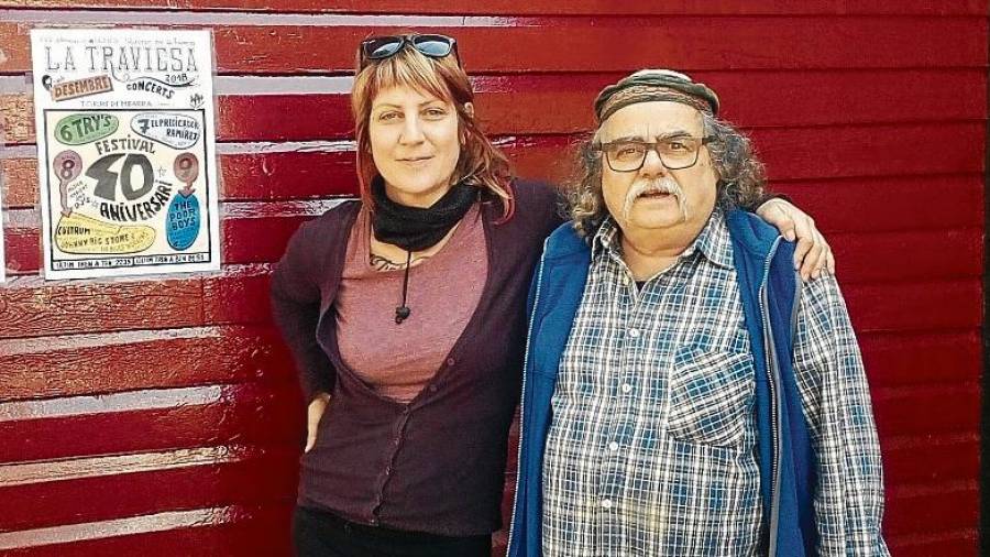Violeta y Jota, en La Traviesa junto al cartel del 40 aniversario. FOTO: dt