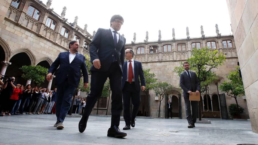 El presidente de la Generalitat, Carles Puigdemont, junto al vicepresidente Oriol Junqueras, y el conseller de Presidencia, Jordi Turull