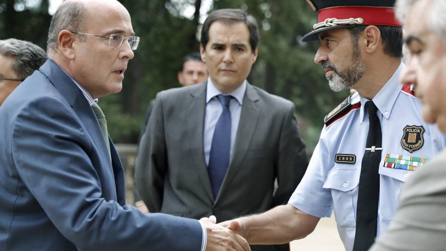 El coordinador del dispositiu policial de l'1-O, Diego Pérez dels Cobos, saluda el major dels Mossos d'Esquadra, Josep Lluís Trapero