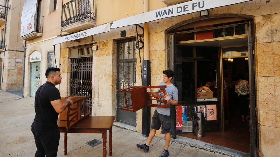 Estos días, la familia aprovecha para sacar muebles y cuberterías del local. Foto: Pere Ferré