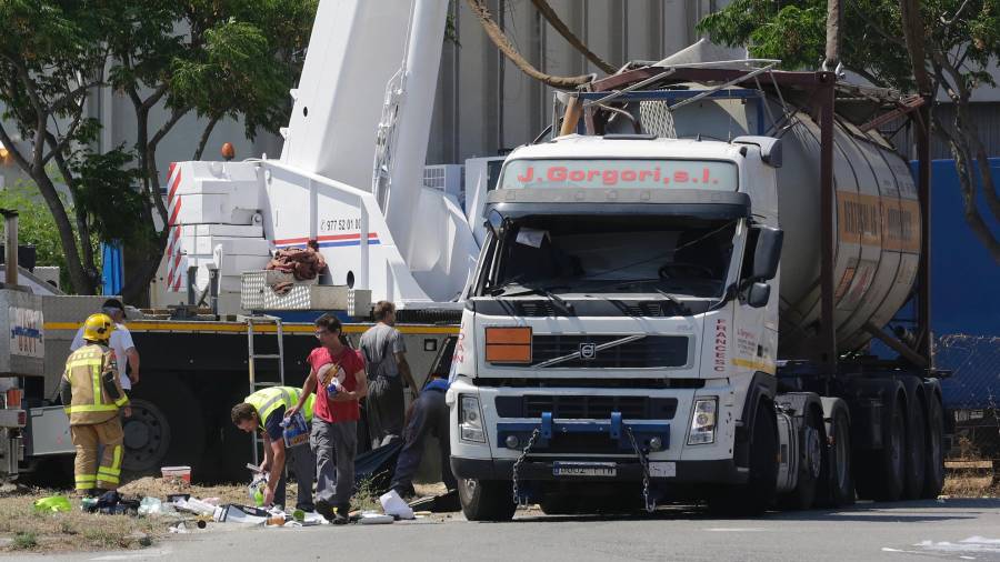El camión iba de Barcelona a Valencia, según ha explicado el conductor a la Guàrdia Urbana.