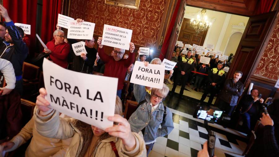 Protesta en el pleno del Ayuntamiento de Tarragona. PERE FERRÉ