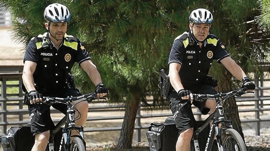 La unitat ciclista de la Policia Local d'Amposta. Foto: Joan Revillas