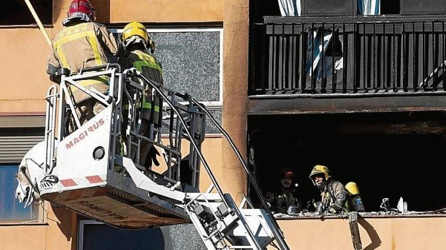 Los Bomberos durante la extinción del incendio en un edificio de Badalona en el que murieron tres personas. FOTO: EFE