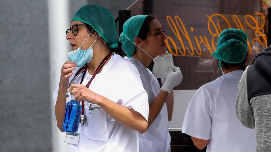 Personal sanitario descansa en los exteriores del Hospital de Ifema, este viernes en Madrid. Foto: EFE
