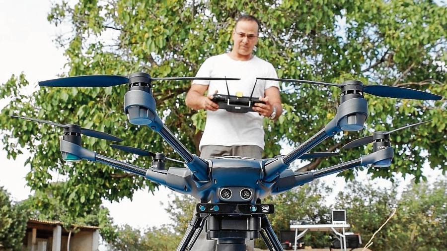 Abel Chumilla, fundador de Ikaro Drone, con uno de sus aparatos con los que realiza sus mediciones. FOTO: Alba Mariné