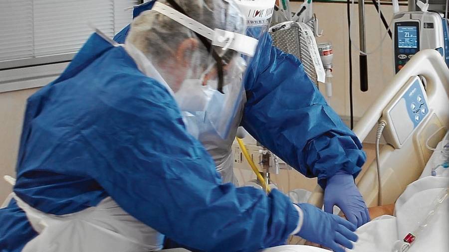 Sanitarios atendiendo a un paciente de Covid en el Hospital Verge de la Cinta de Tortosa. FOTO: ICS Ebre