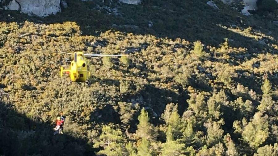 Se ha activado el helicóptero del GRAE para llegar al sendero, de difícil acceso. FOTO: Bombers