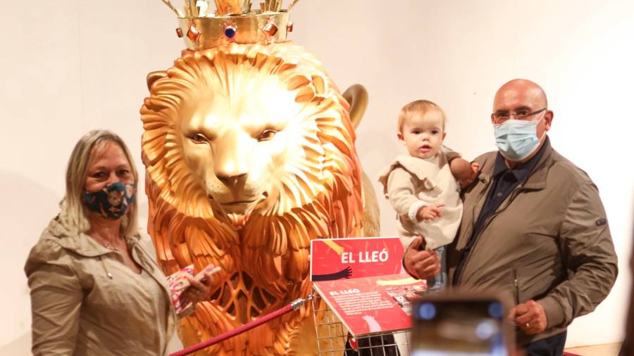 Una familia haciéndose una foto con el Lleó de Reus en la muestra de elementos festivos. FOTO: A. MARINÉ