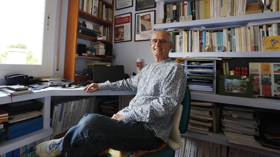 L'escriptor Josep Gironès, al seu estudi al Catllar. Foto: Pere Ferré