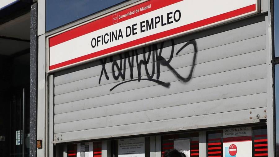 Un hombre pasa ante una oficina de empleo en Madrid.  FOTO: RODRIGO JIMÉNEZ/EFE