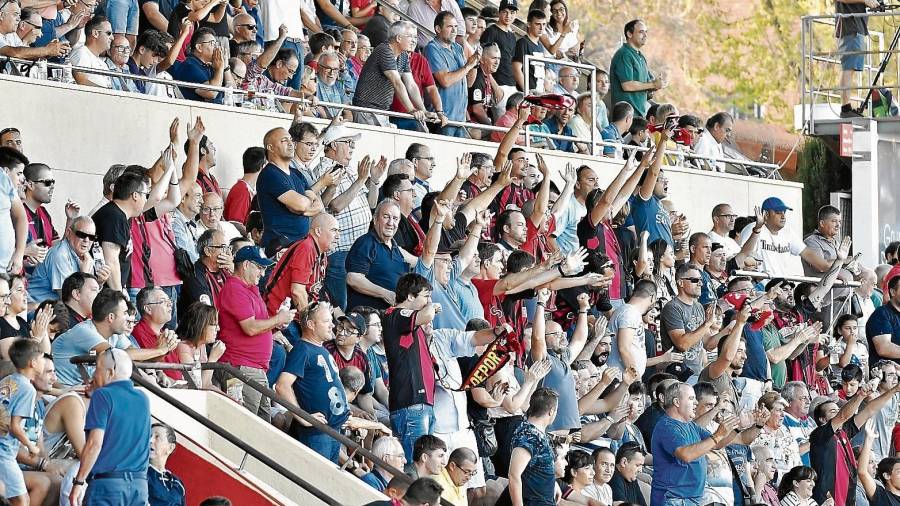Aficionados del CF Reus que ocupan la zona de tribuna, en el Estadi municipal. FOTO: alfredo gonzález