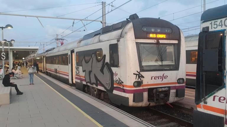 Tres trenes esperándose en la estación de Tarragona para poder seguir la ruta hacia Reus. Foto: DT