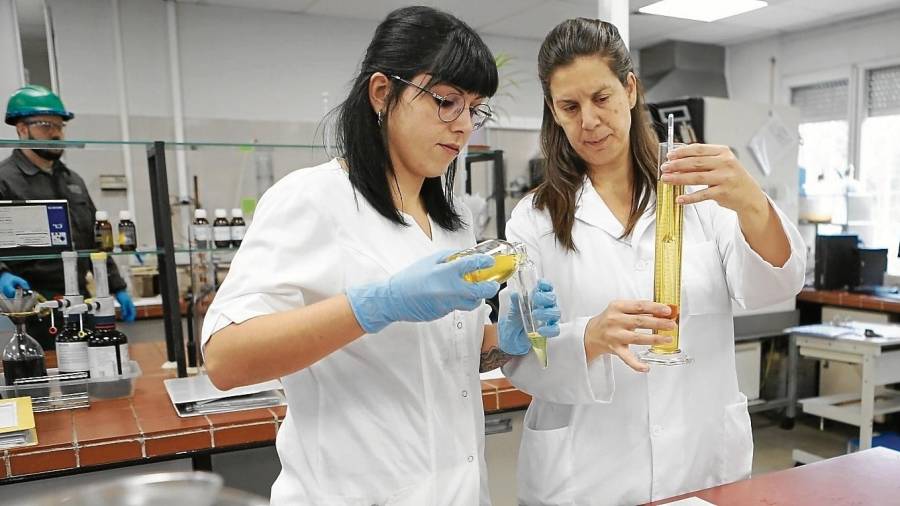 La planta dispone de un laboratorio con tecnología punta en el análisis del aceite mineral usado. FOTO: Alba Mariné