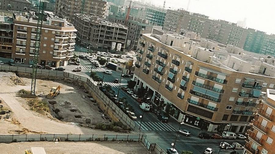 Así era la calle Pere Martell en el año 2000, cuando aún no se había construido el edificio encima de la Font dels Lleons. FOTO: José carlos león
