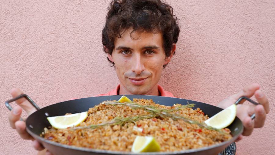 El nutricionista tarraconense Guillermo Mena-Sánchez defiende que se puede disfrutar de una buena paella en la playa. Foto: Pere Ferré