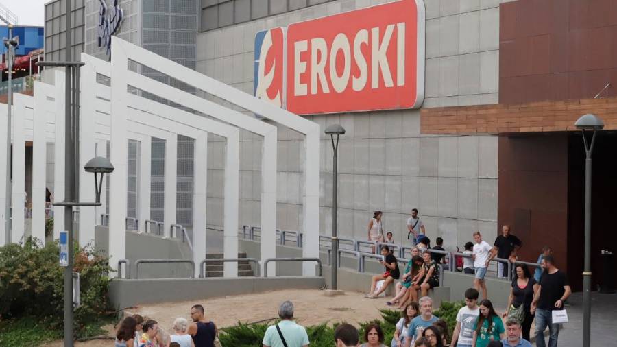 El supermercado Eroski se encuentra en la planta baja del Parc Central, al lado de la tienda de ropa Primark. FOTO: Pere Ferré
