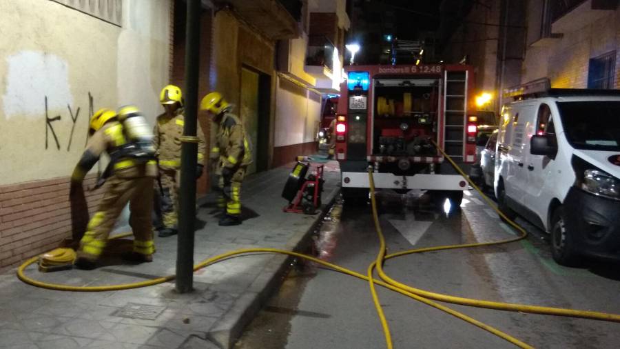 Tres dotaciones de bomberos han acudido a apagar el incendio. Foto: Àngel Juanpere