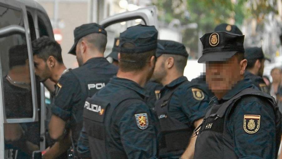 Agentes de la Policía Nacional detienen a una persona en Barcelona, el 20 de junio. Foto: ACN
