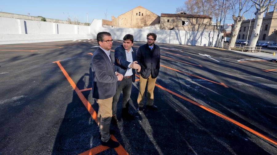 José Luis Martín, Josep Acero y Sergi Ars, en la nueva superficie de aparcamiento disuasorio. Foto: Lluís Milián