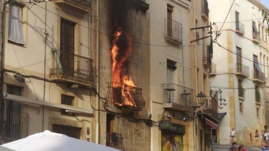 Las llamas salían del balcón de la primera planta del edificio. FOTO: O. Lascorz