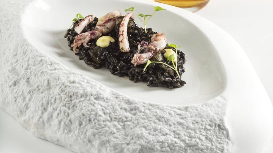 L'Algadir del Delta cuina Arr&ograve;s negre amb s&iacute;pia, calamarsons i maionesa c&iacute;trica. foto: cedida