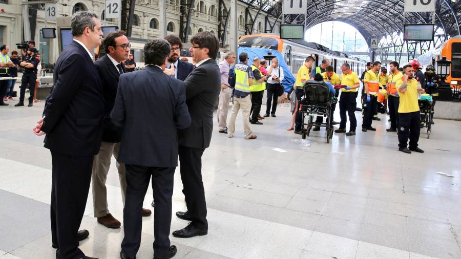 El president de la Generalitat, Carles Puigdemont, conversa con las autoridades políticas en el lugar del accidente.