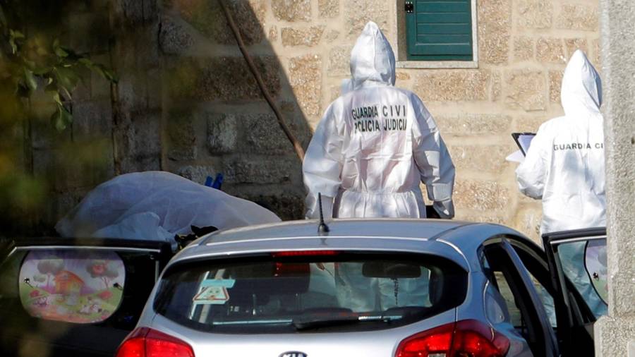 Agentes de la Policía Judicial en la vivienda donde se cometió este lunes un triple crimen en la parroquia de Cordeiro de Valga (Pontevedra). EFE